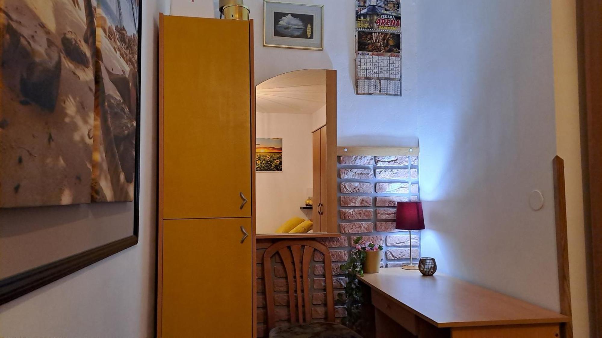 Red Gold Apartment Pula Extérieur photo