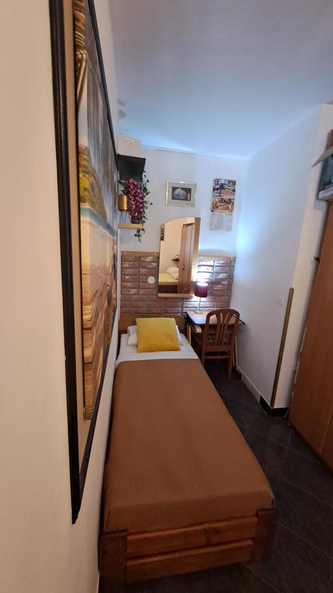 Red Gold Apartment Pula Extérieur photo